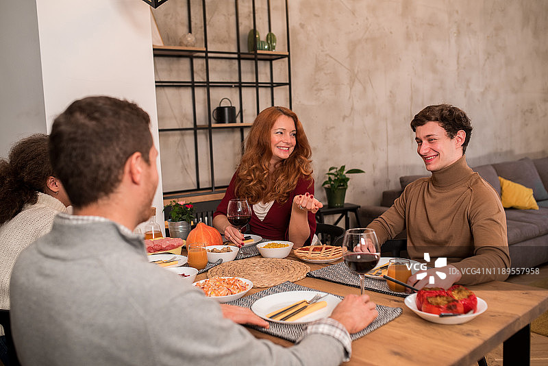 一家人欢乐的感恩节晚餐时光图片素材