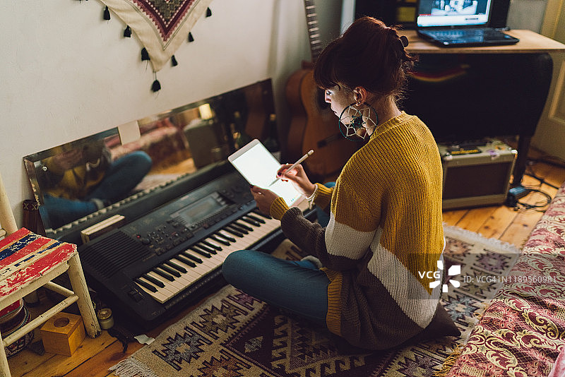 在家创作新音乐的年轻女人图片素材