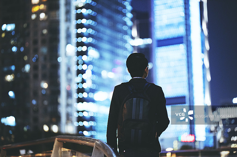 年轻商人欣赏美丽的上海夜景图片素材