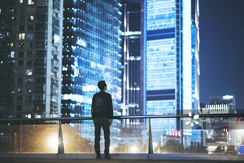 年轻商人欣赏美丽的上海夜景图片素材
