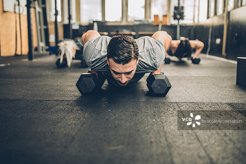 健身房内的个人重量训练图片素材