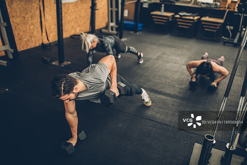 健身房内的个人重量训练图片素材