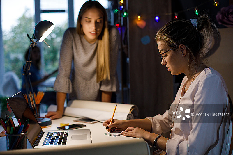 两位女同事开会讨论新业务项目图片素材