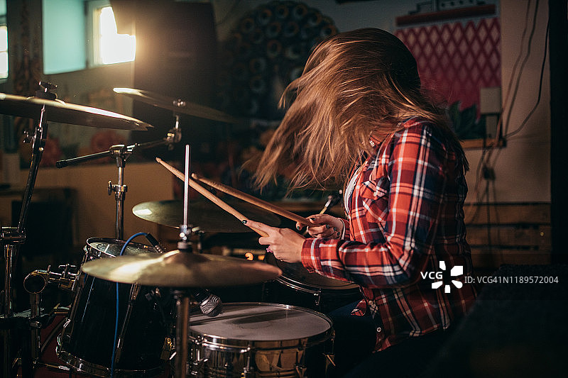 鼓手俱乐部演奏图片素材