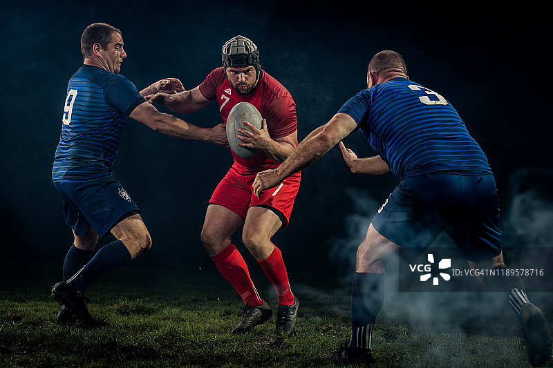 男人们在球场上打橄榄球图片素材