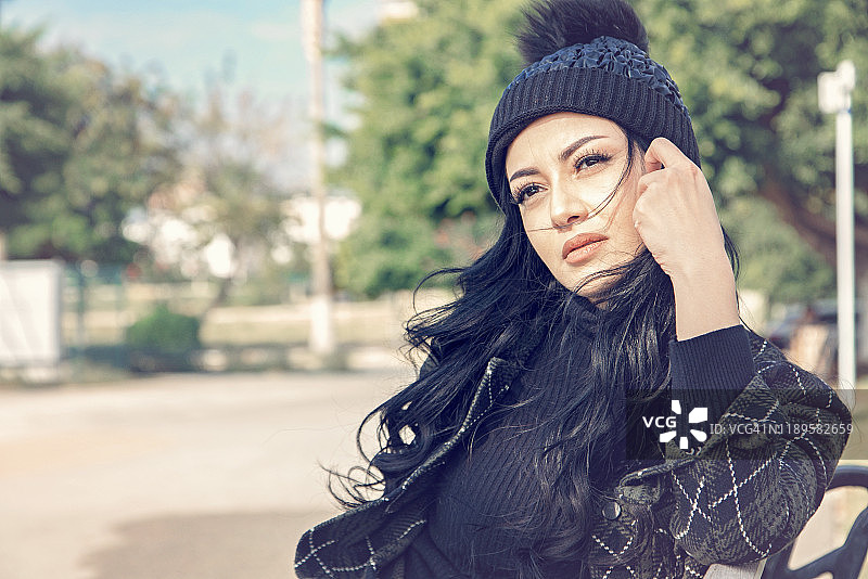 公园里沉思的女人图片素材