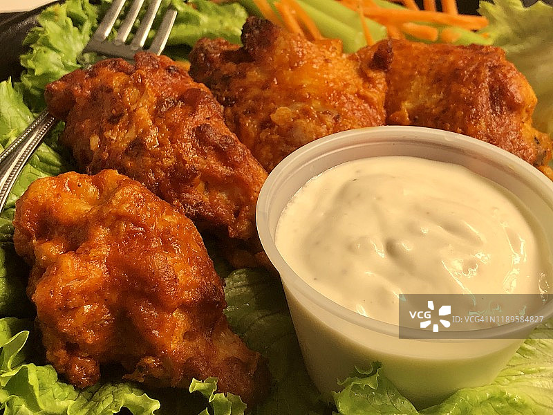 香辣水牛城风味鸡翅配蓝纹奶酪蘸酱图片素材