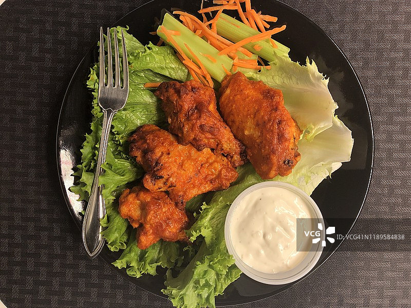 香辣水牛城风味鸡翅配蓝纹奶酪蘸酱图片素材