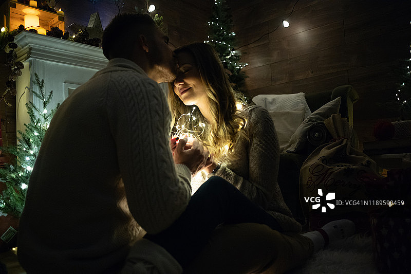 情侣在圣诞前夕图片素材