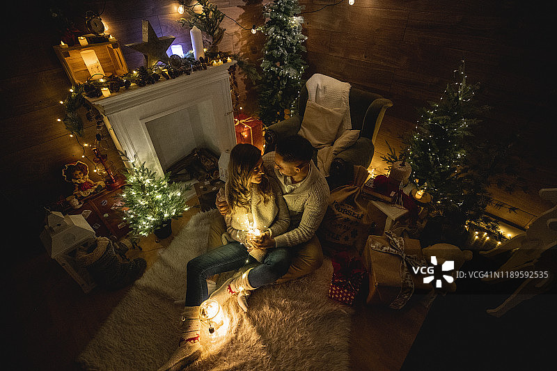 居家欢度圣诞前夕的年轻情侣图片素材