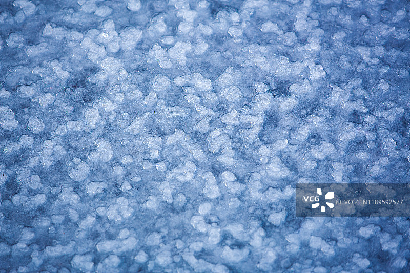 冰冻湖面上的冰雹/雪图片素材