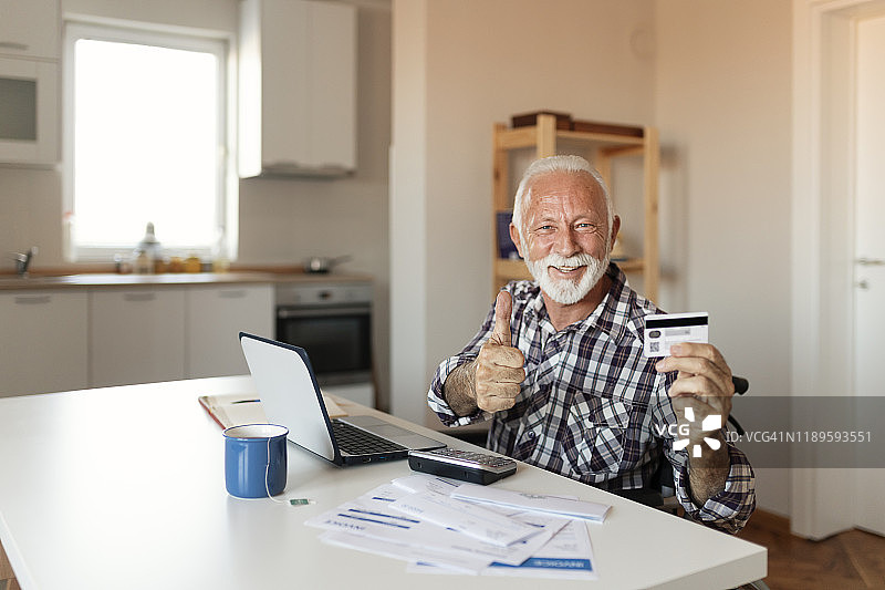 他们甚至在网上提供养老金领取者折扣！图片素材