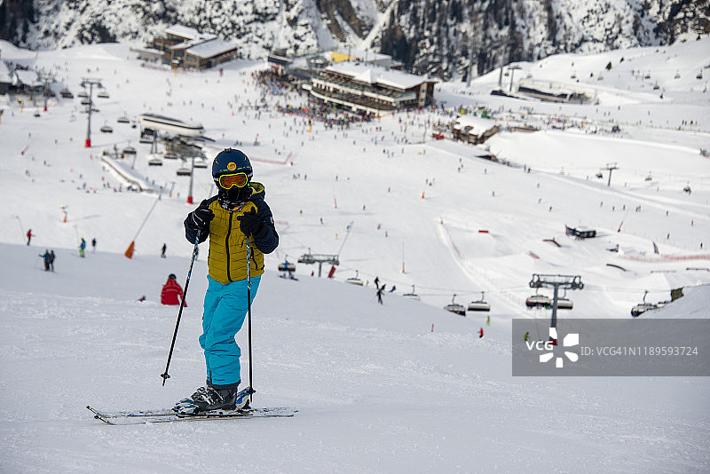 在奥地利/瑞士伊施格尔锡尔夫雷塔竞技场滑雪胜地享受大自然的年轻滑雪者图片素材