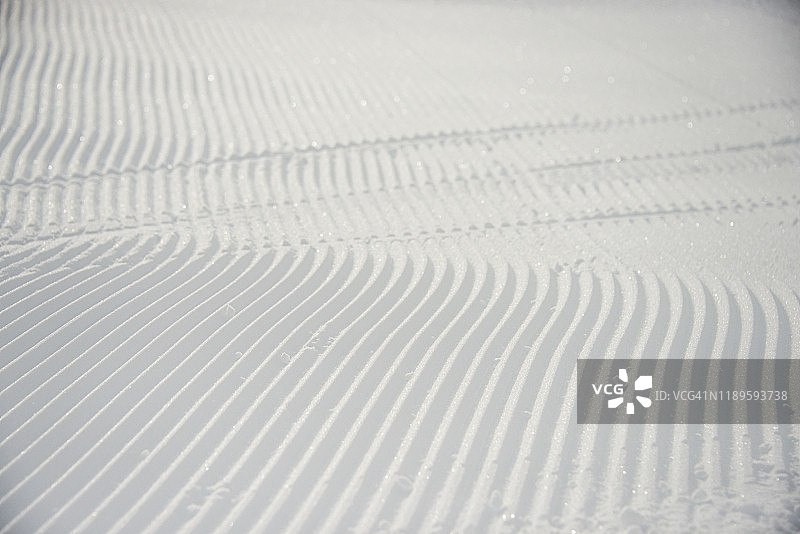 阳光明媚的滑雪坡上的新雪，奥地利/瑞士伊施格尔滑雪胜地图片素材