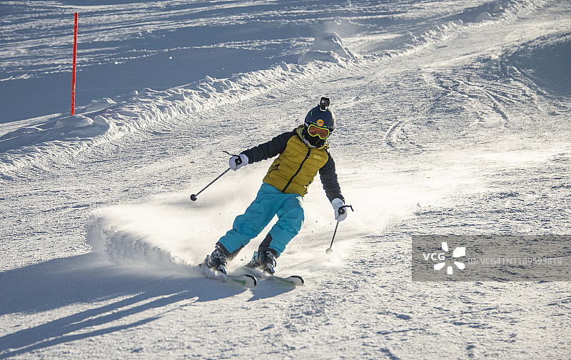 冬季美好的一天，小男孩在奥地利蒂罗尔州塞尔福斯-菲斯-拉迪斯滑雪胜地滑雪图片素材