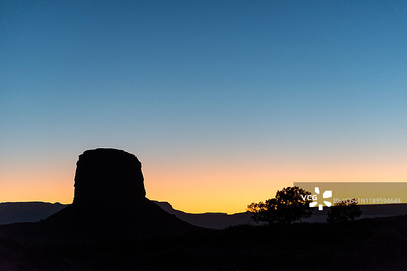 纪念碑谷的日落剪影图片素材