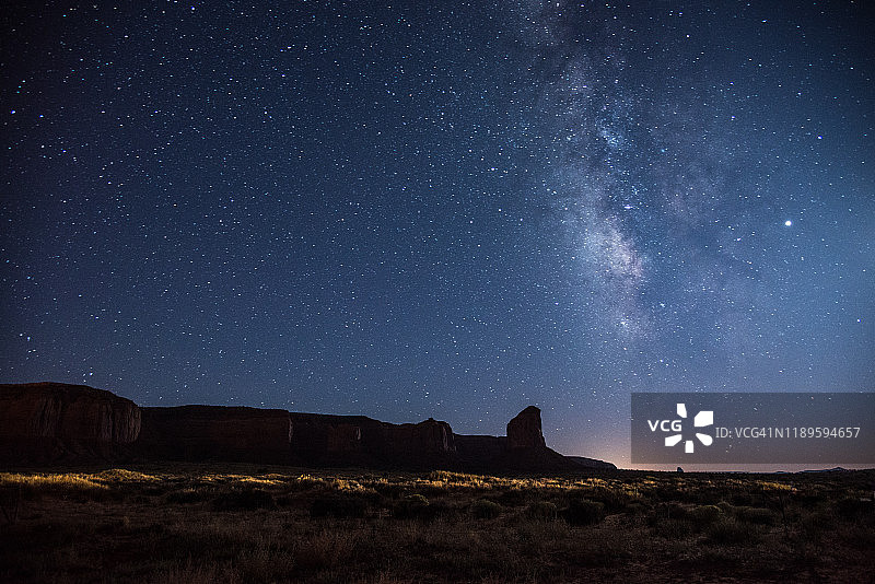 纪念碑谷的孤峰上空的银河图片素材