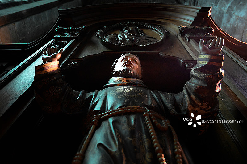 迪南特大教堂的雕塑图片素材