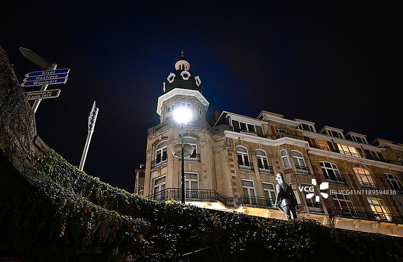 比利时迪南桥附近的夜间路灯建筑图片素材