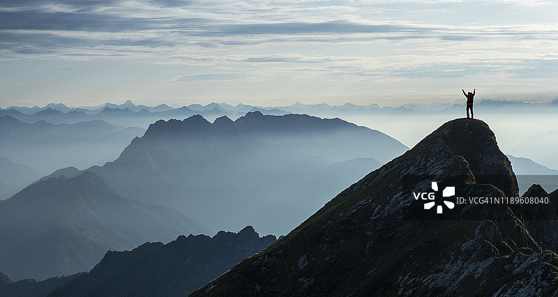 山顶上的登山者图片素材