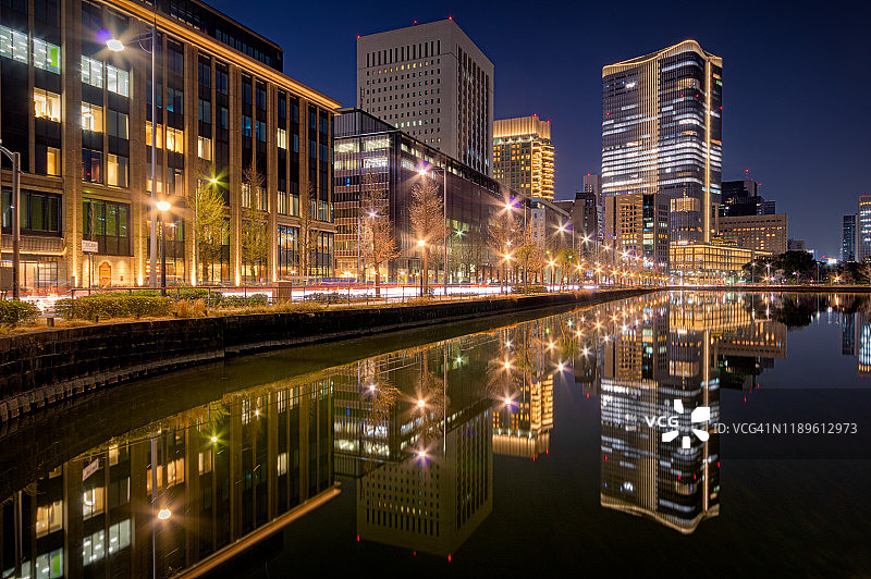 丸之内摩天大楼夜景倒影图片素材