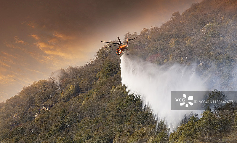 直升机扑灭森林火灾图片素材