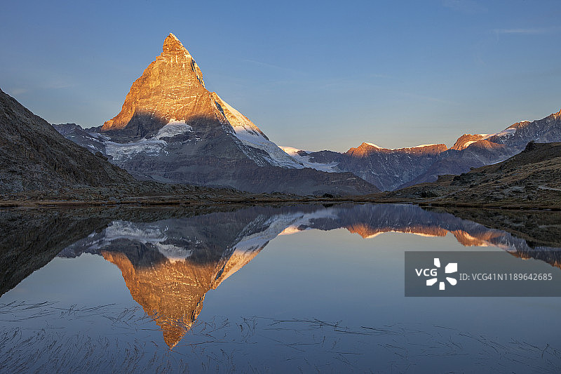 在里菲尔湖中倒映的马特宏峰图片素材