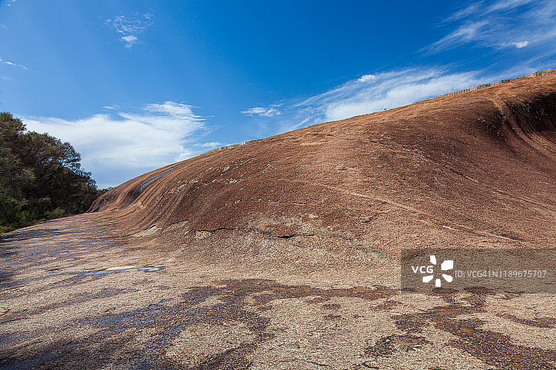 海顿波浪岩，西澳大利亚的阴天蓝天图片素材