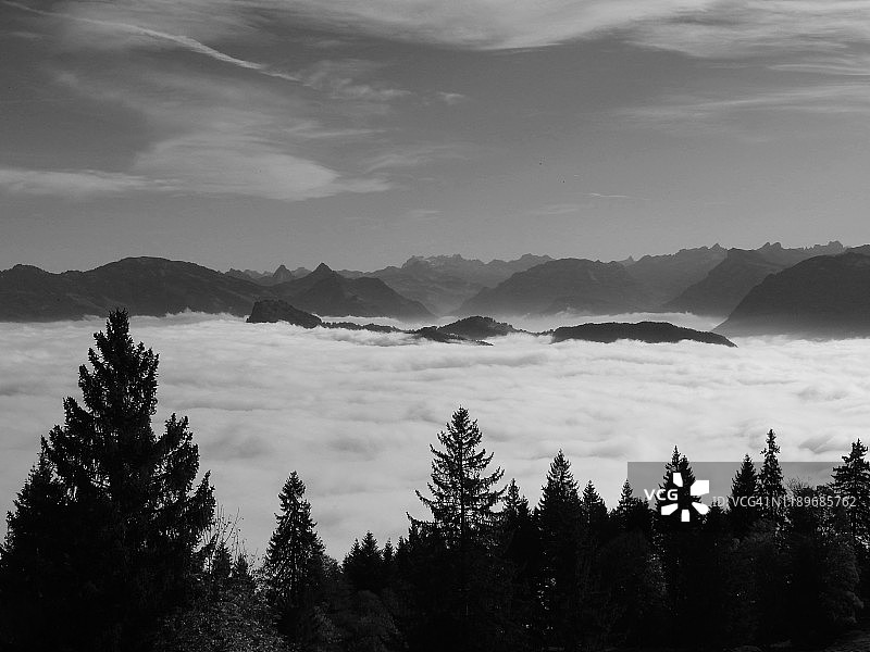 雾气弥漫的山谷图片素材