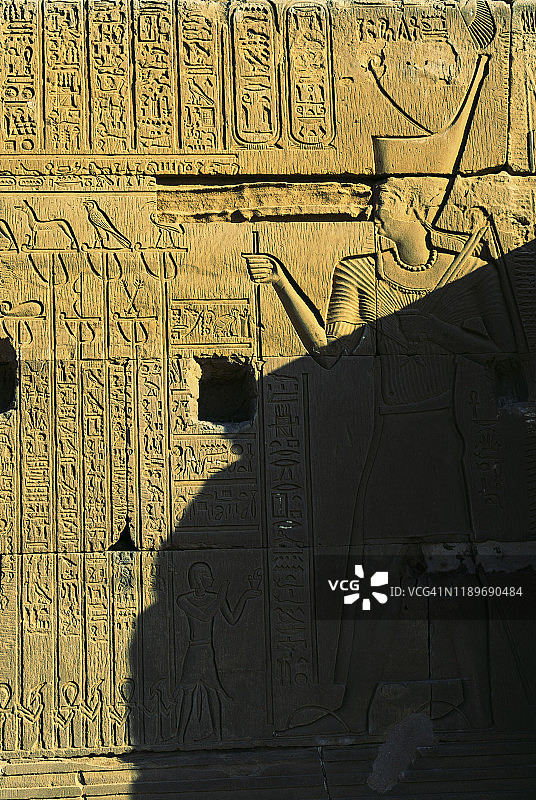 埃及阿斯旺孔翁波神庙的砂岩神像雕刻图片素材