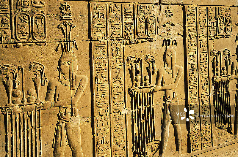 埃及阿斯旺孔翁波神庙的砂岩神像雕刻图片素材