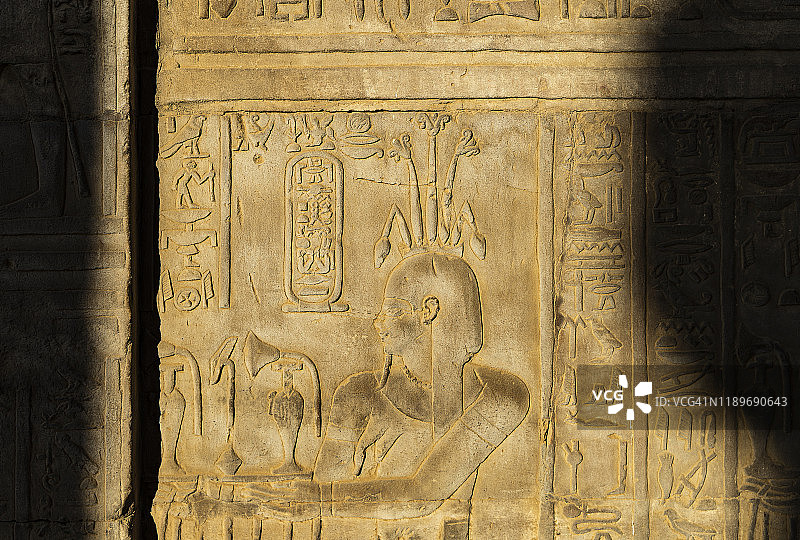 埃及阿斯旺孔翁波神庙的砂岩神像雕刻图片素材