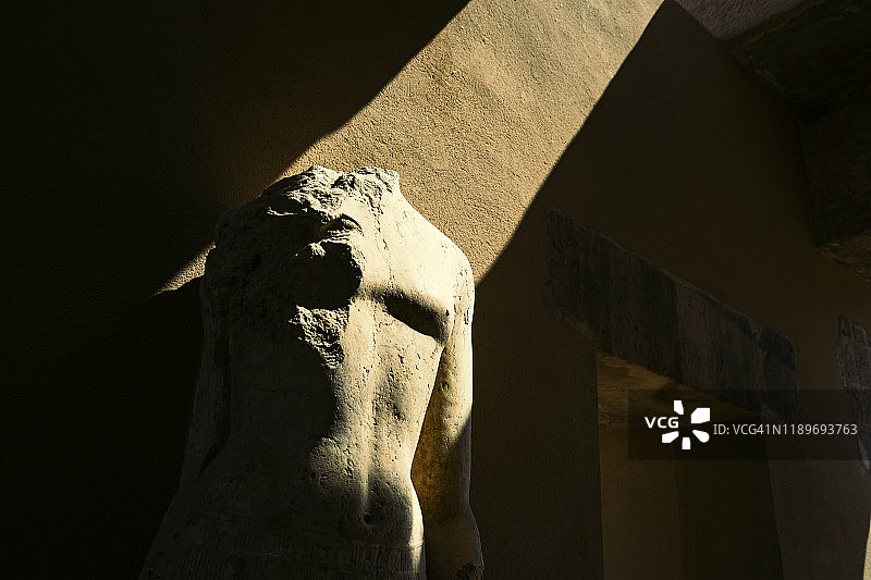埃及卢克索卡纳克神庙图特摩斯三世法老雕像遗址图片素材