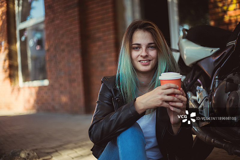 骑摩托车的女人旅途中稍作休息图片素材
