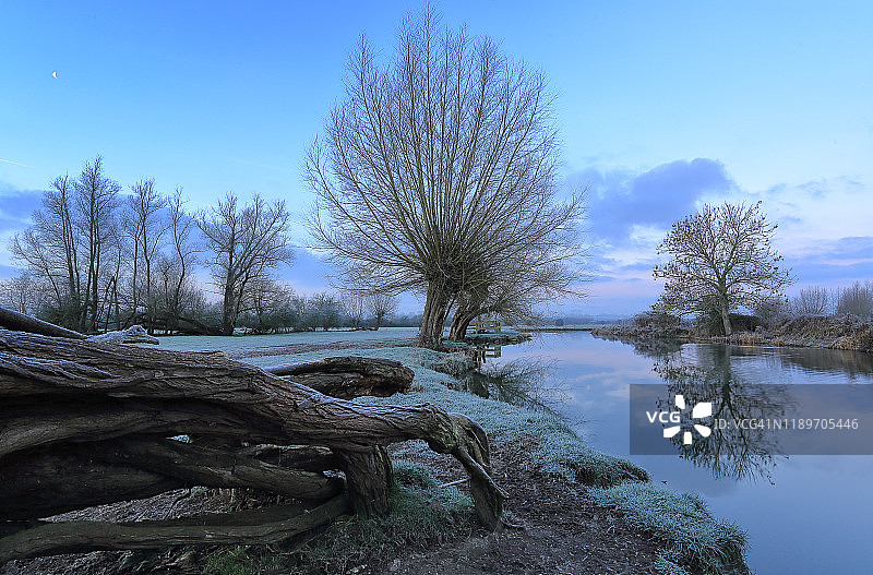 斯陶尔河的寒冷清晨图片素材