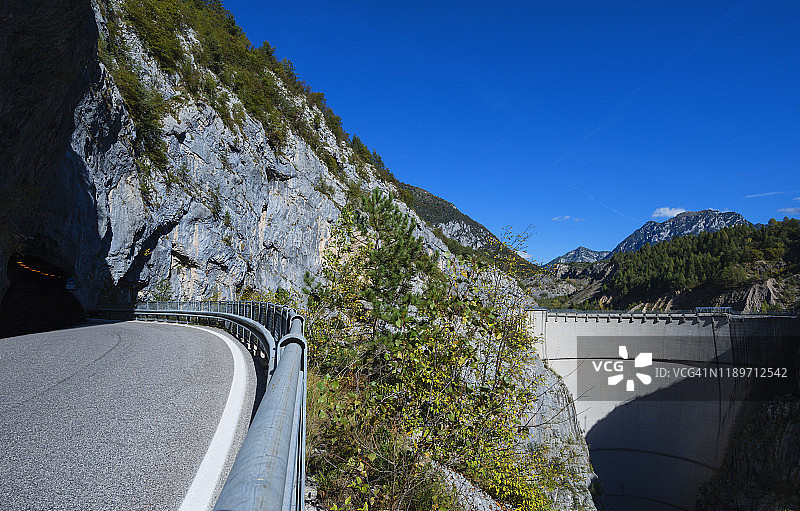 瓦永水坝和瓦永山谷公路图片素材
