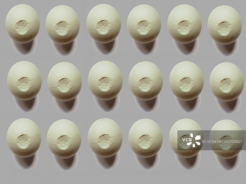 成排的裂纹鸡蛋图片素材