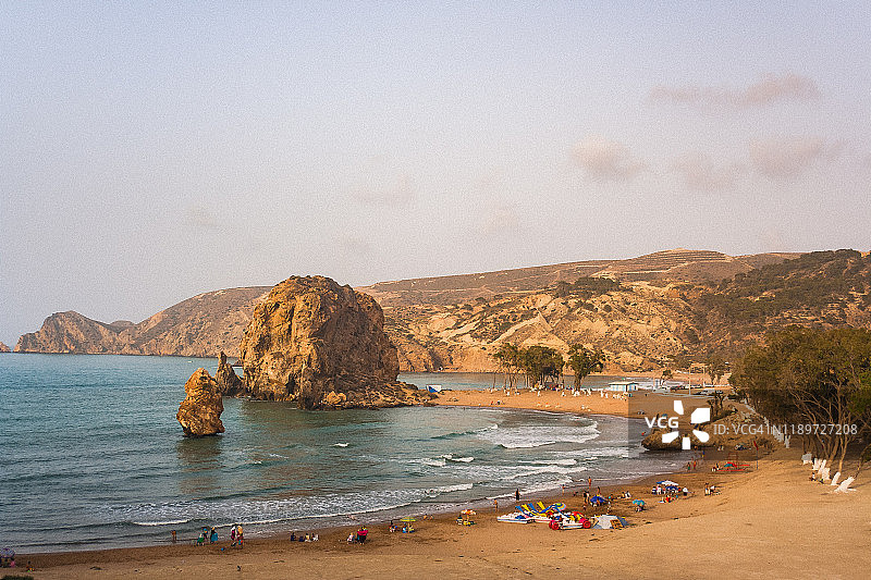 夏季海滩上的人们图片素材