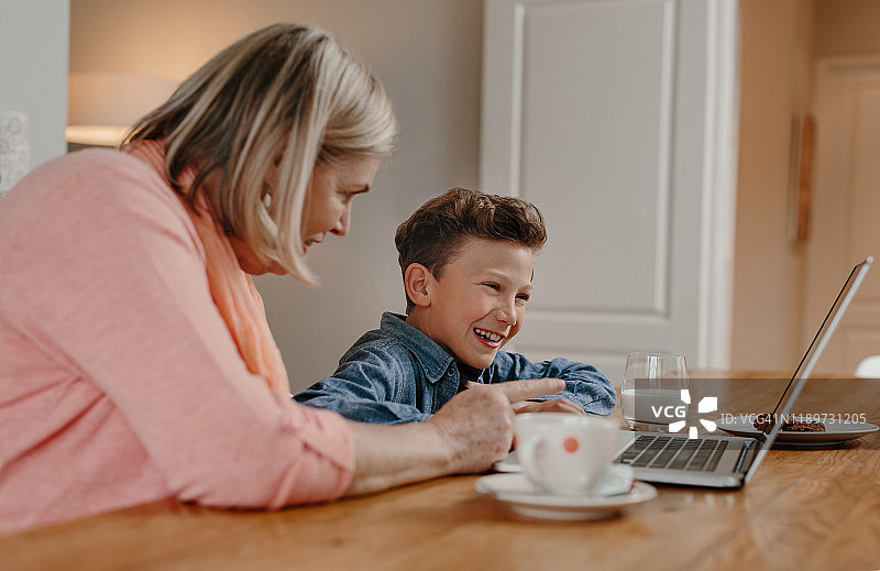 浏览互联网的快乐男孩和奶奶图片素材