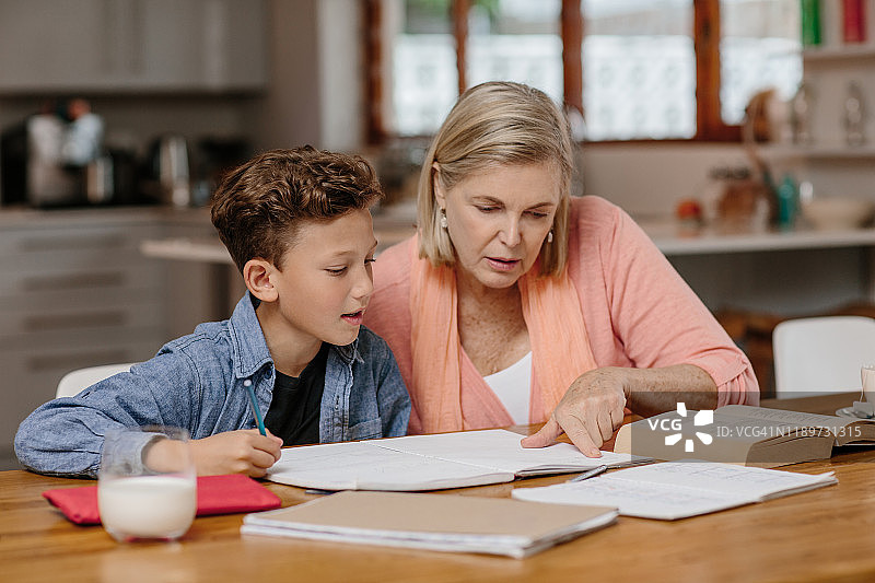 奶奶辅导小孙子做作业图片素材