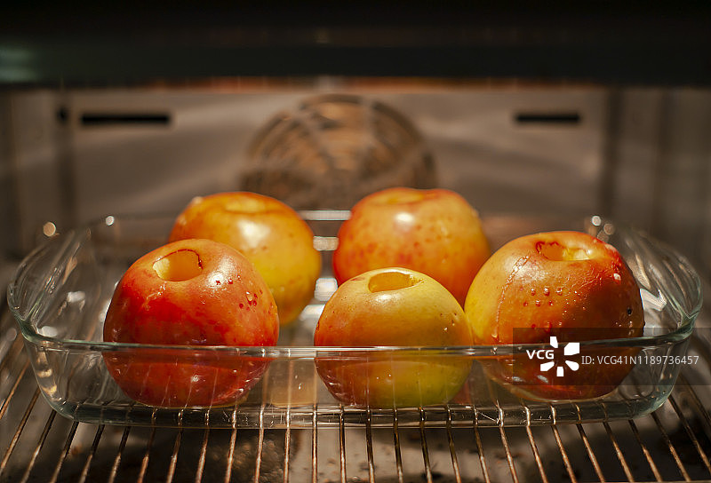 烤箱里的烤苹果图片素材