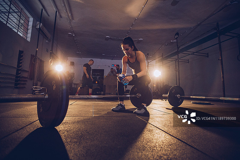 运动后疲惫的女人图片素材