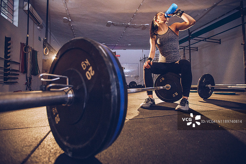 女健身者喝水图片素材