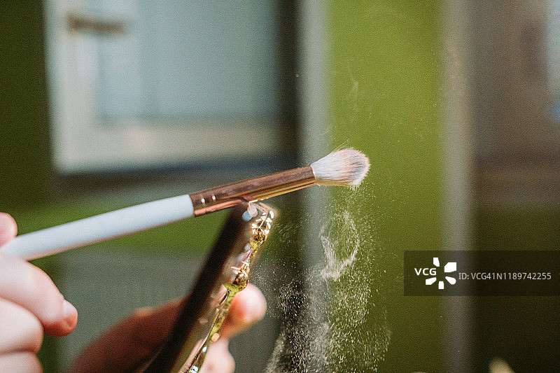 带白色粉末的化妆刷图片素材