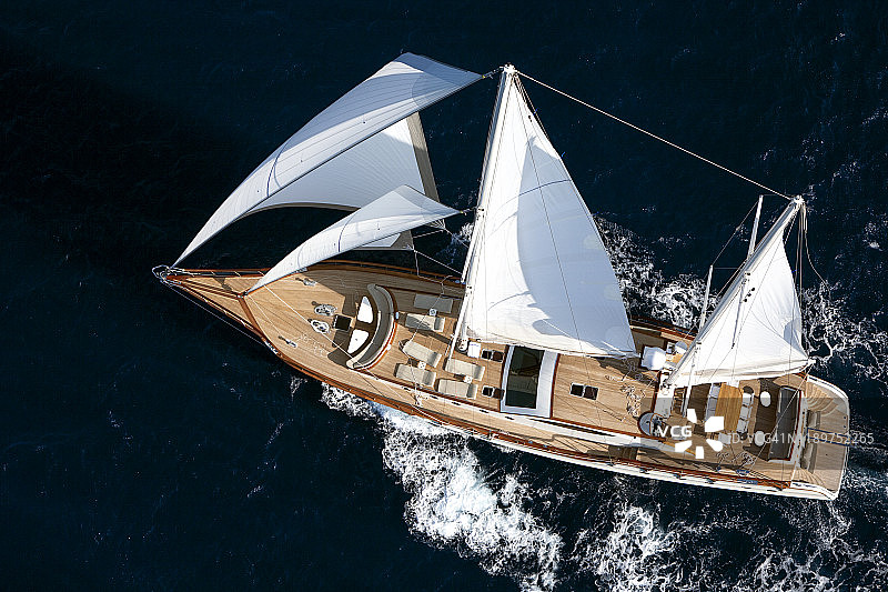 在蓝色大海中航行的奢华帆船图片素材