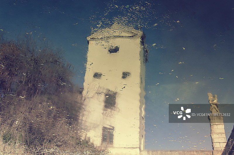 马宁别墅的建筑水面倒影图片素材