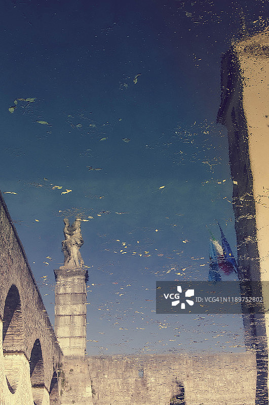 马宁别墅的建筑水面倒影图片素材