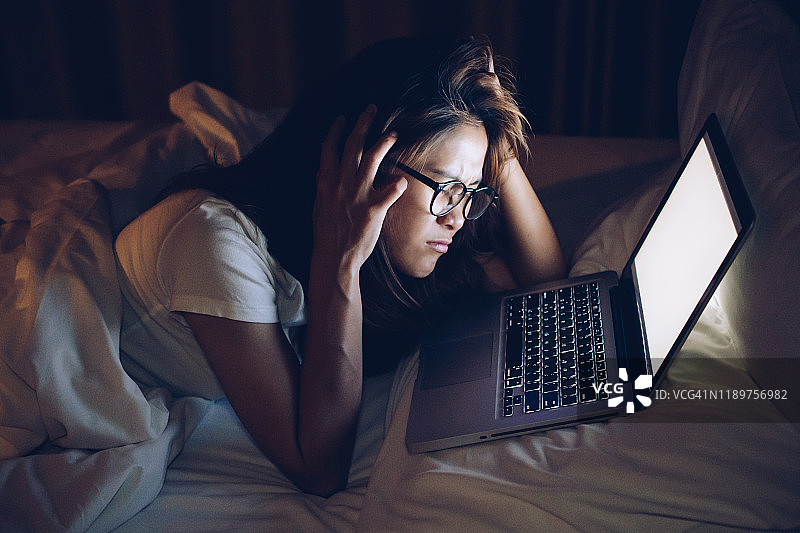 为未完成的工作感到担忧的年轻女子肖像图片素材