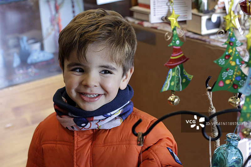 男孩在圣诞商店里图片素材