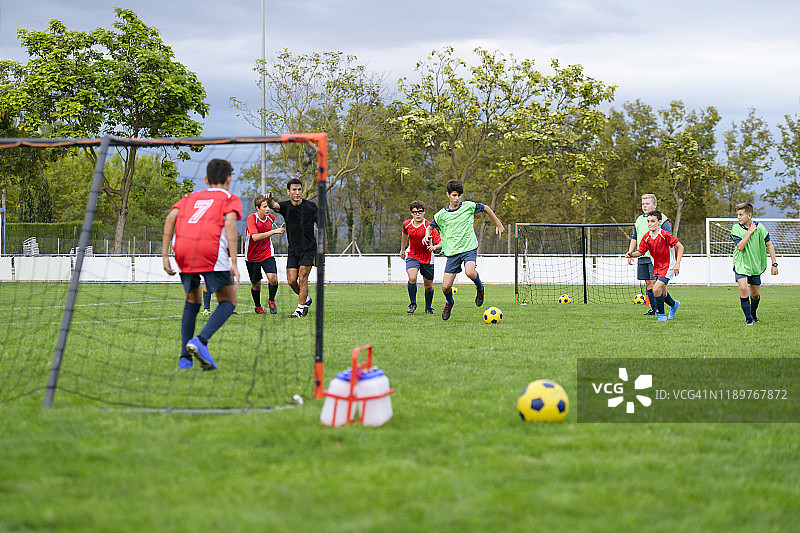 青少年足球运动员运球射门图片素材